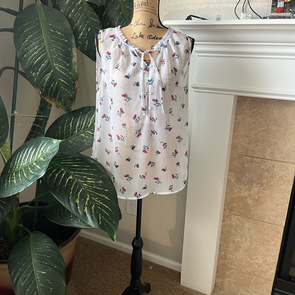 Liz Claiborne Floral Blouse - White with Pink and Blue Chic floral blouse with